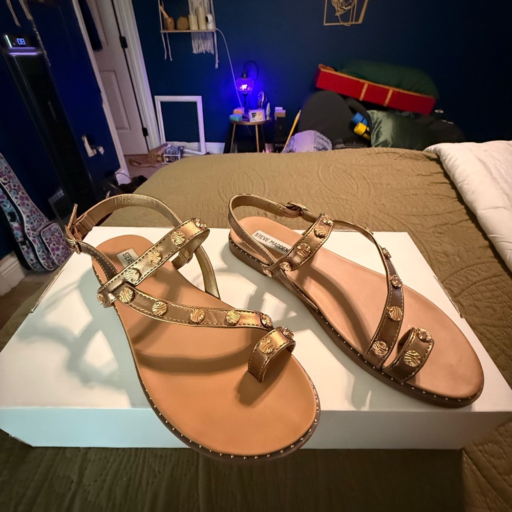 Steve Madden Gold Shell Stud Cross-Strap Sandals | Women's 8.5 | Lightly Worn